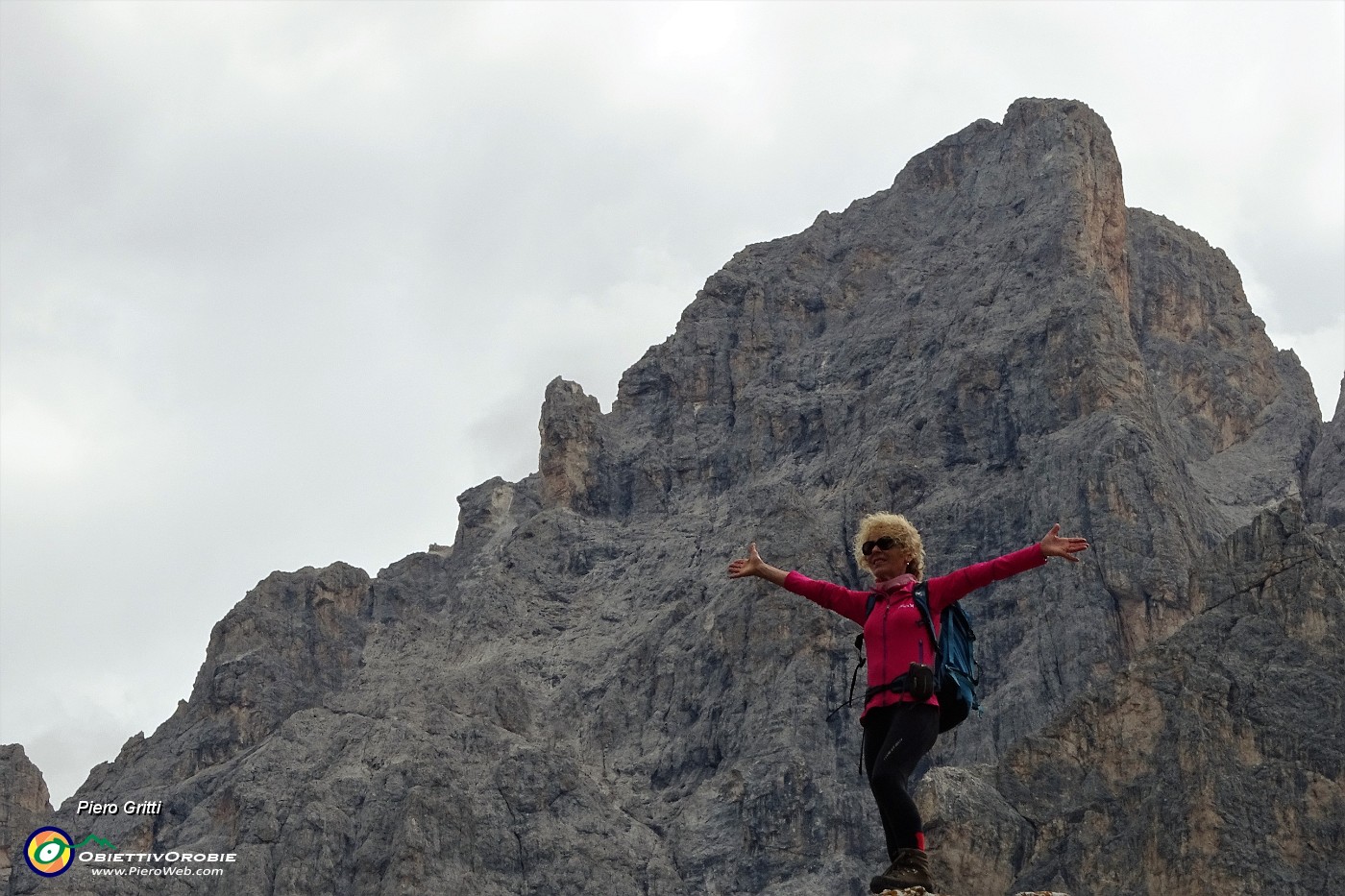 32  Da sfondo le imponenti pareti  di Cima dei Bureloni.JPG